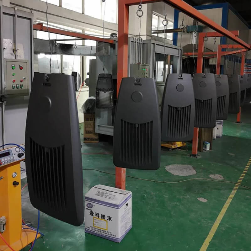 How to spray powder on LED street light housing ? LED ko'cha chiroqlari korpusiga kukunni qanday purkash kerak?